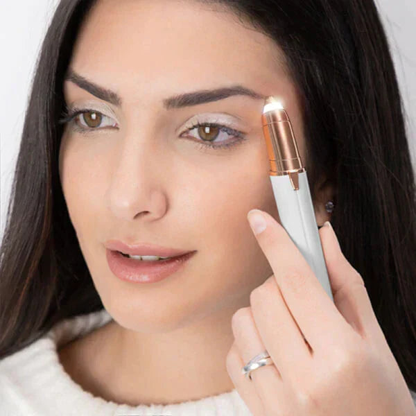 Mujer utilizando el depilador facial con precisión